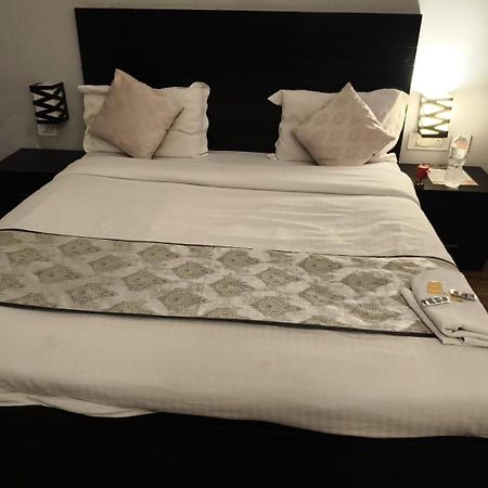Pearl Suites At Omex Entrenity Vrindāvan Exteriör bild