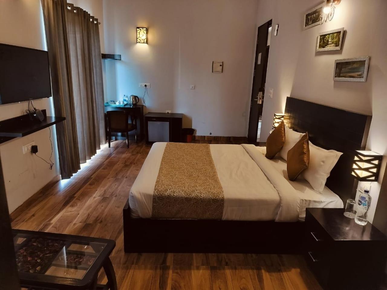 Pearl Suites At Omex Entrenity Vrindāvan Exteriör bild