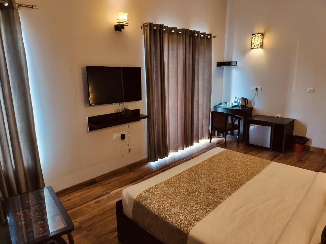 Pearl Suites At Omex Entrenity Vrindāvan Exteriör bild