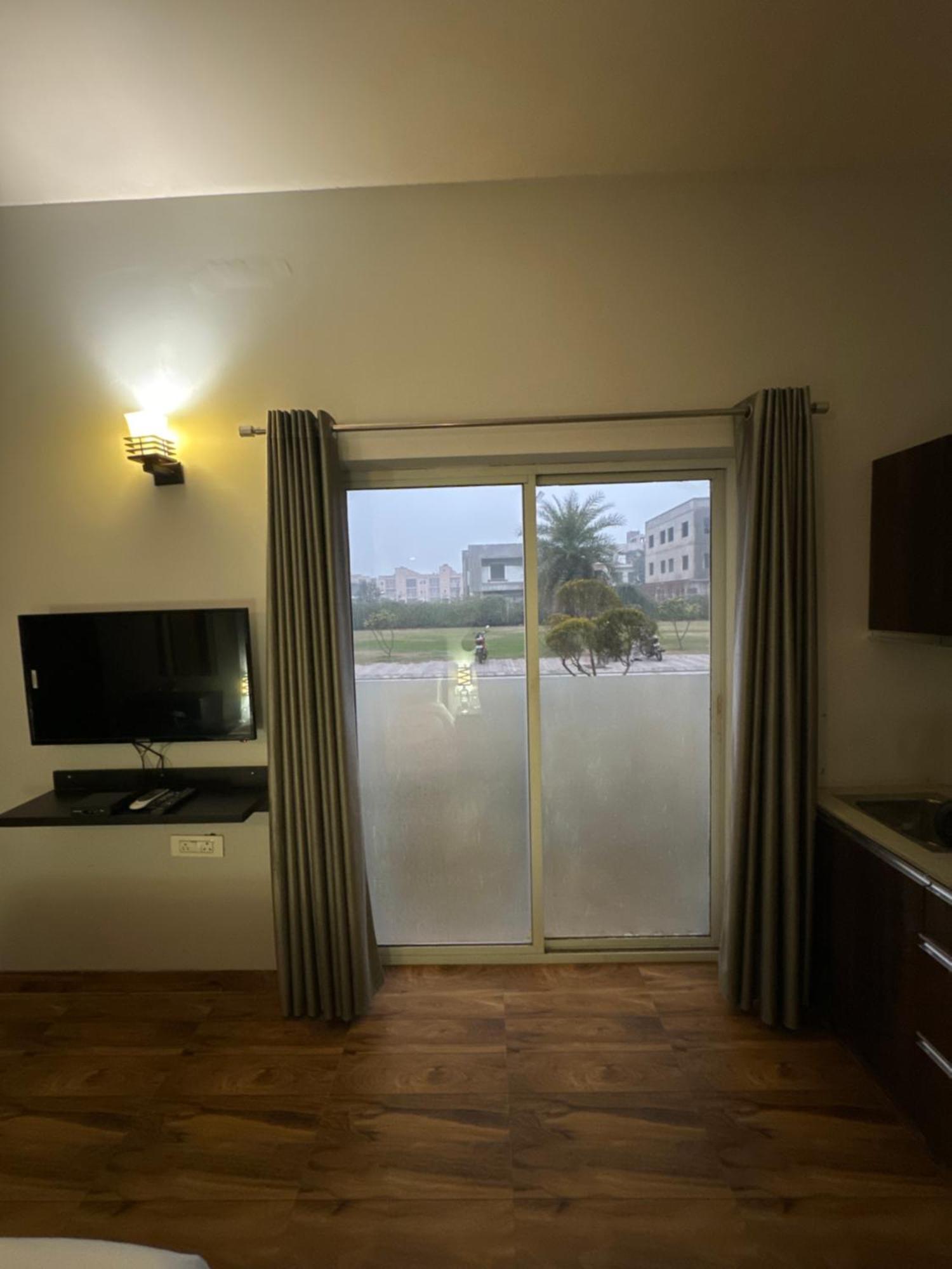 Pearl Suites At Omex Entrenity Vrindāvan Exteriör bild