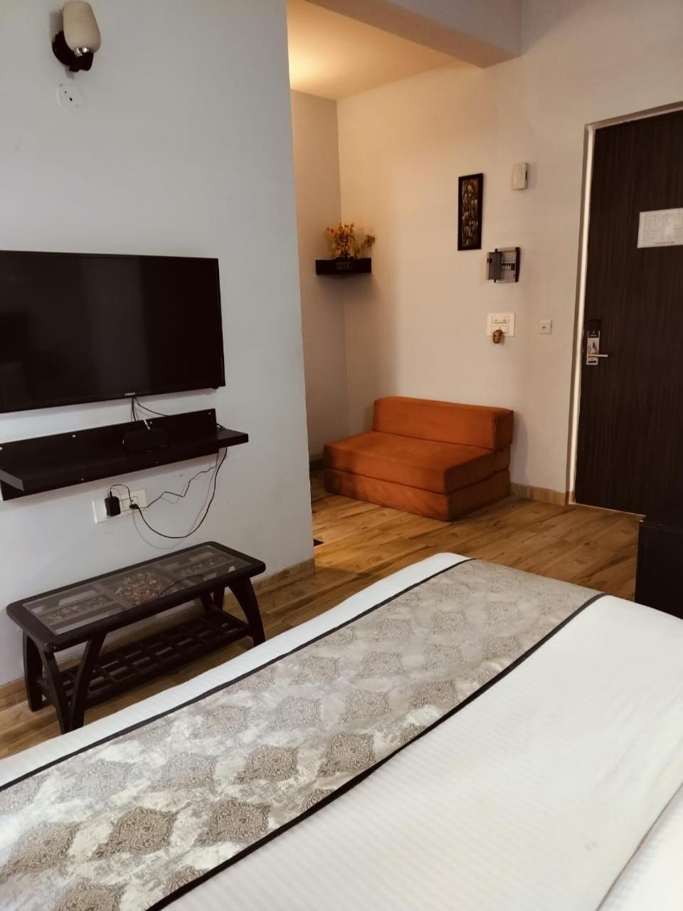 Pearl Suites At Omex Entrenity Vrindāvan Exteriör bild