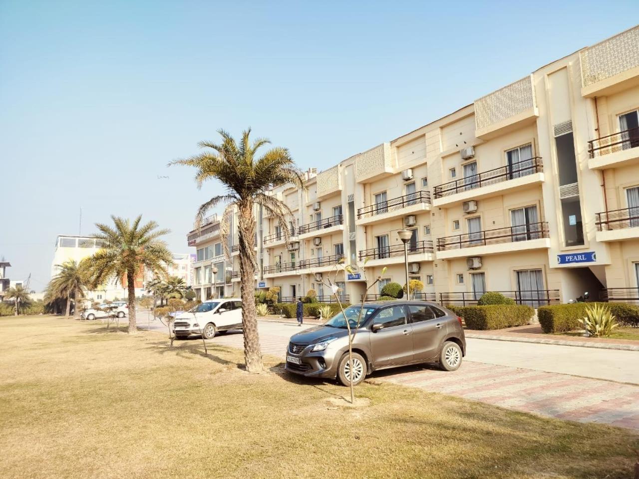 Pearl Suites At Omex Entrenity Vrindāvan Exteriör bild