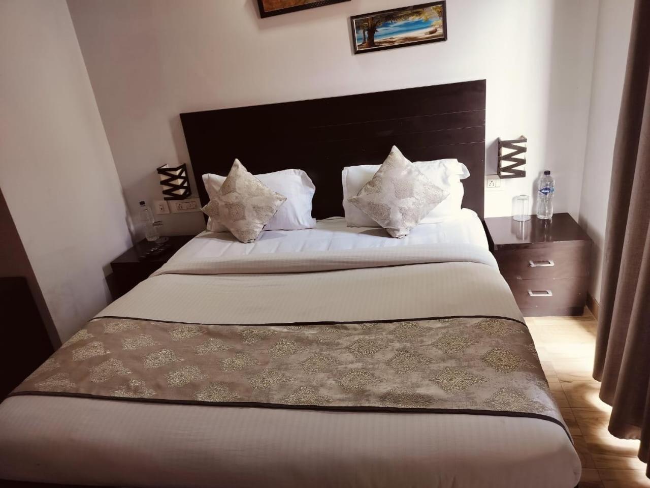 Pearl Suites At Omex Entrenity Vrindāvan Exteriör bild