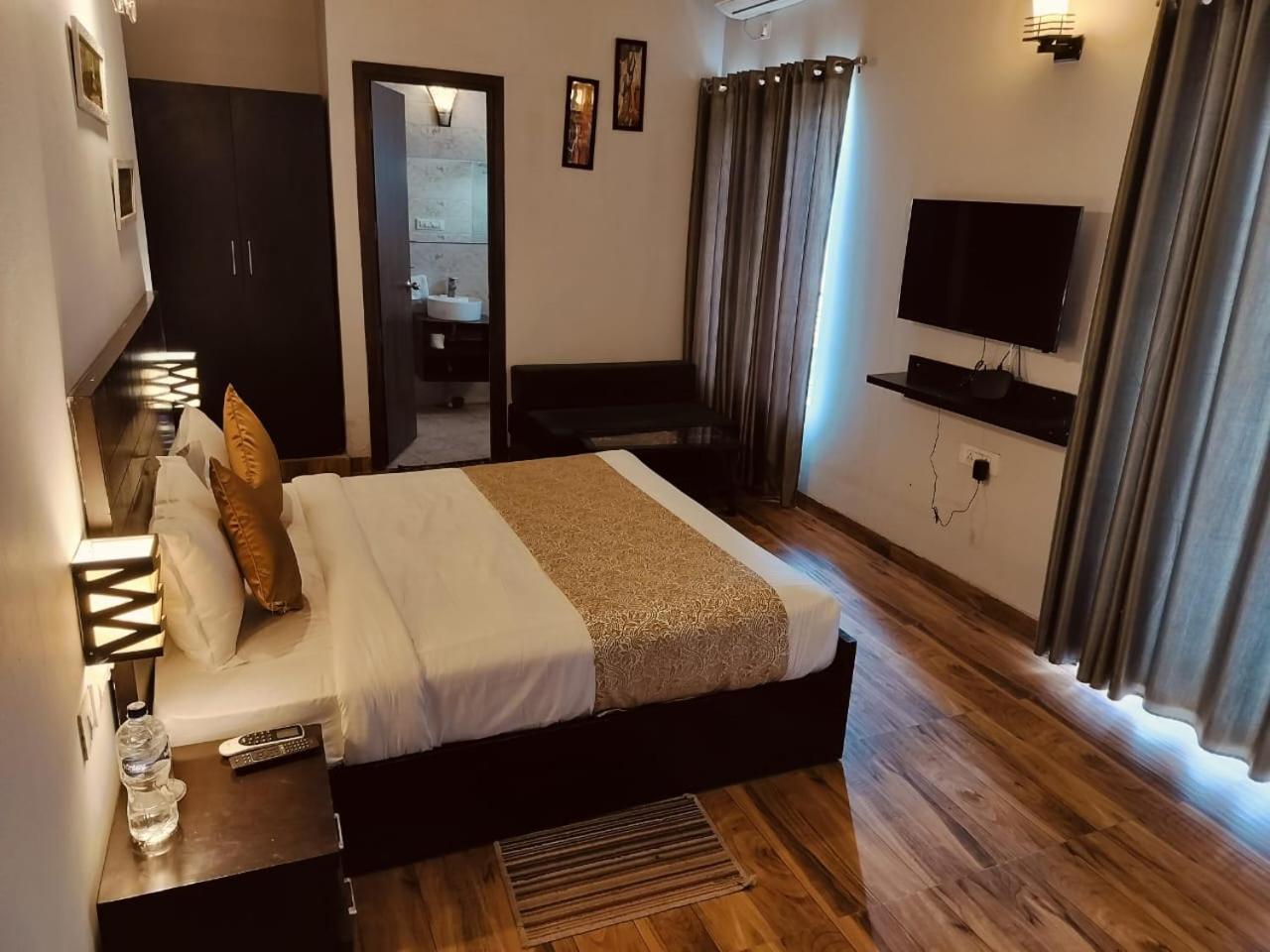 Pearl Suites At Omex Entrenity Vrindāvan Exteriör bild