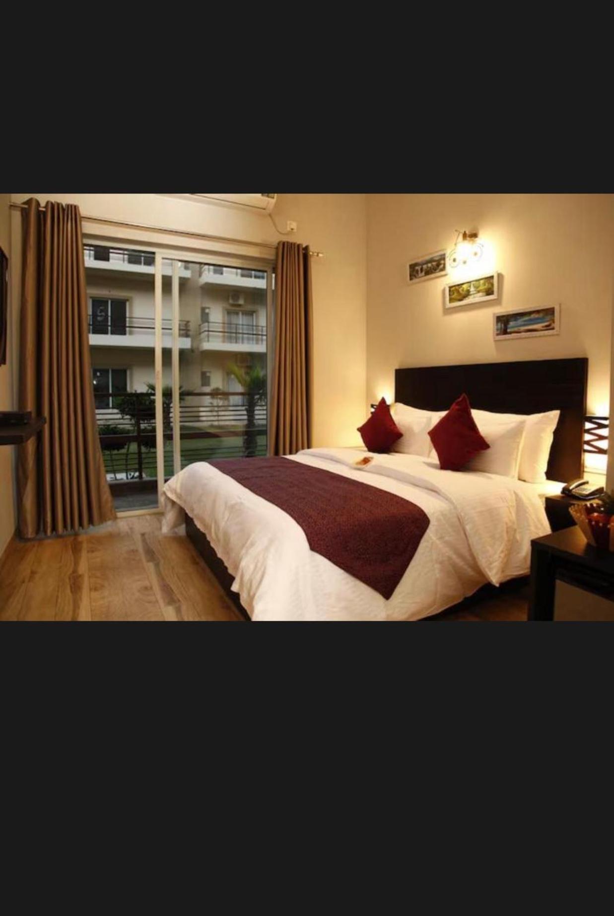 Pearl Suites At Omex Entrenity Vrindāvan Exteriör bild