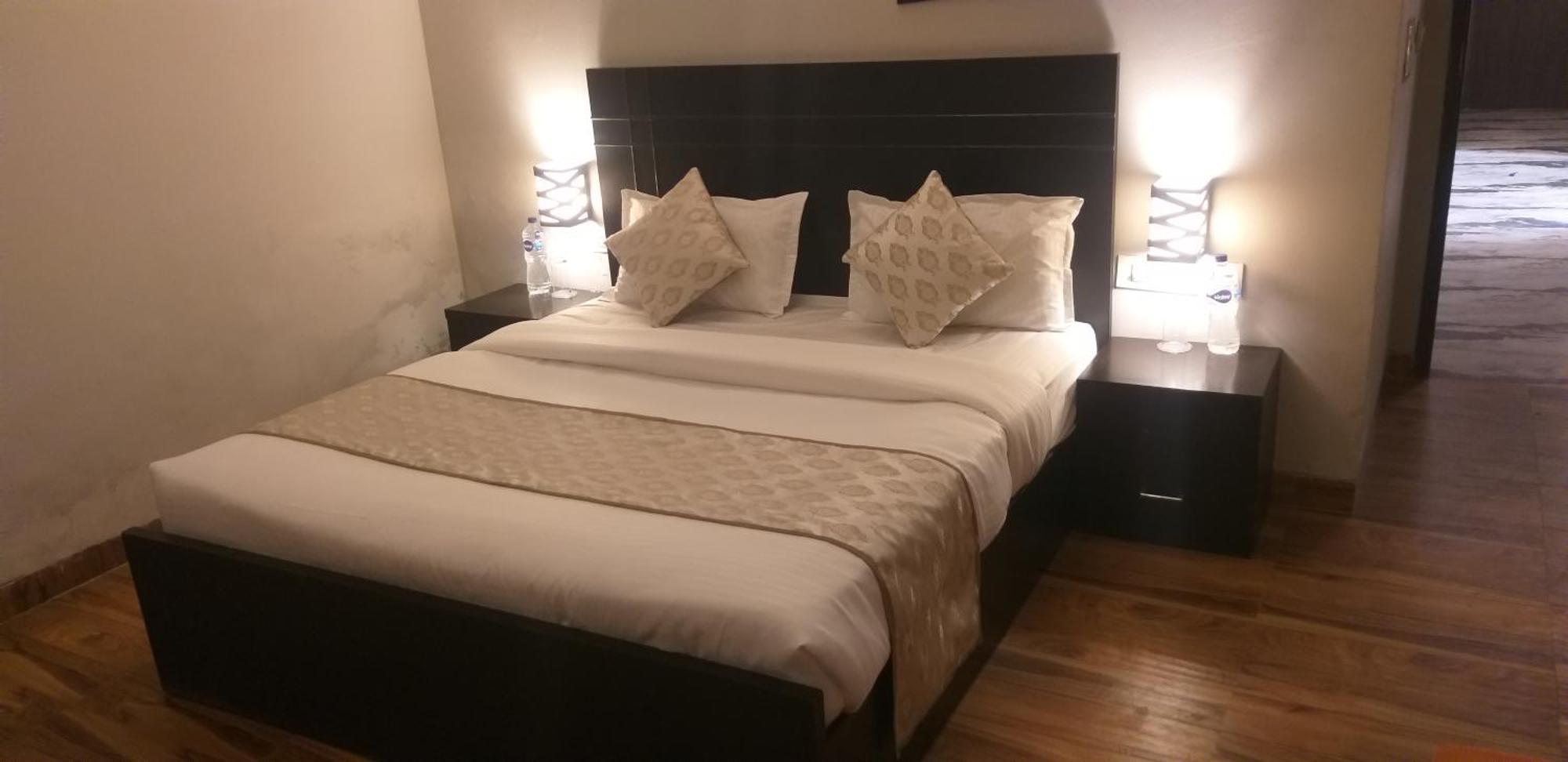 Pearl Suites At Omex Entrenity Vrindāvan Exteriör bild
