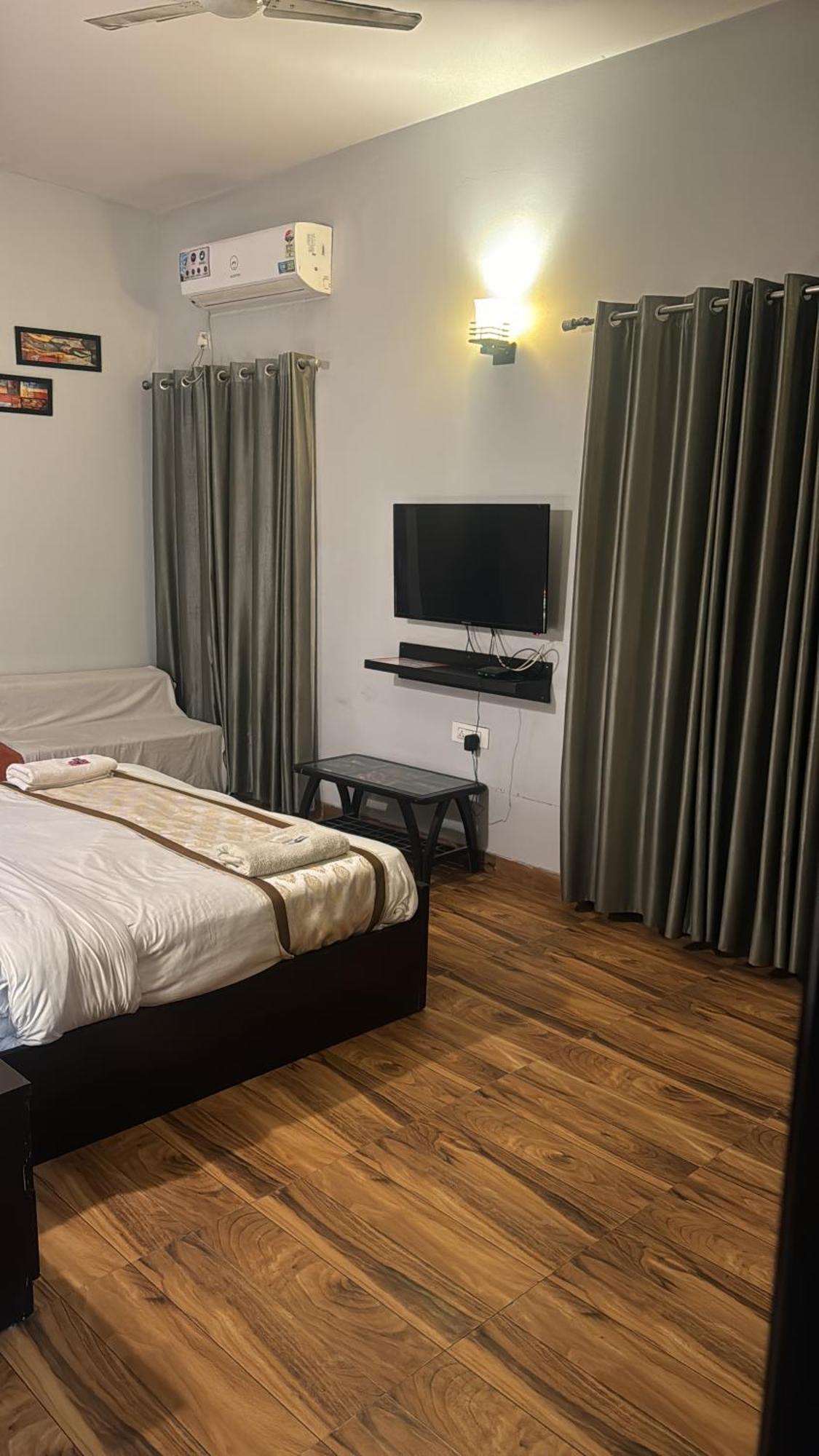 Pearl Suites At Omex Entrenity Vrindāvan Exteriör bild