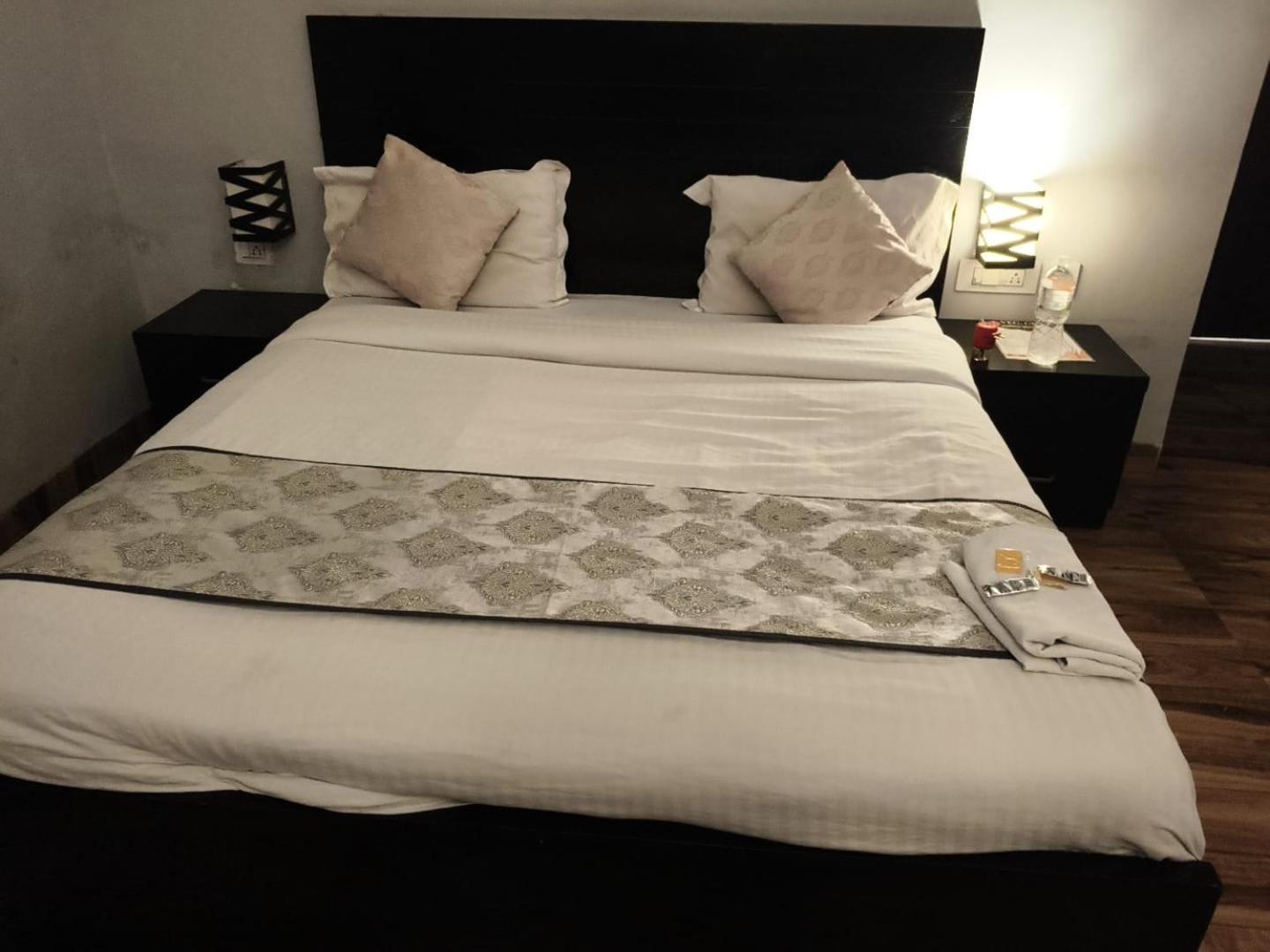 Pearl Suites At Omex Entrenity Vrindāvan Exteriör bild