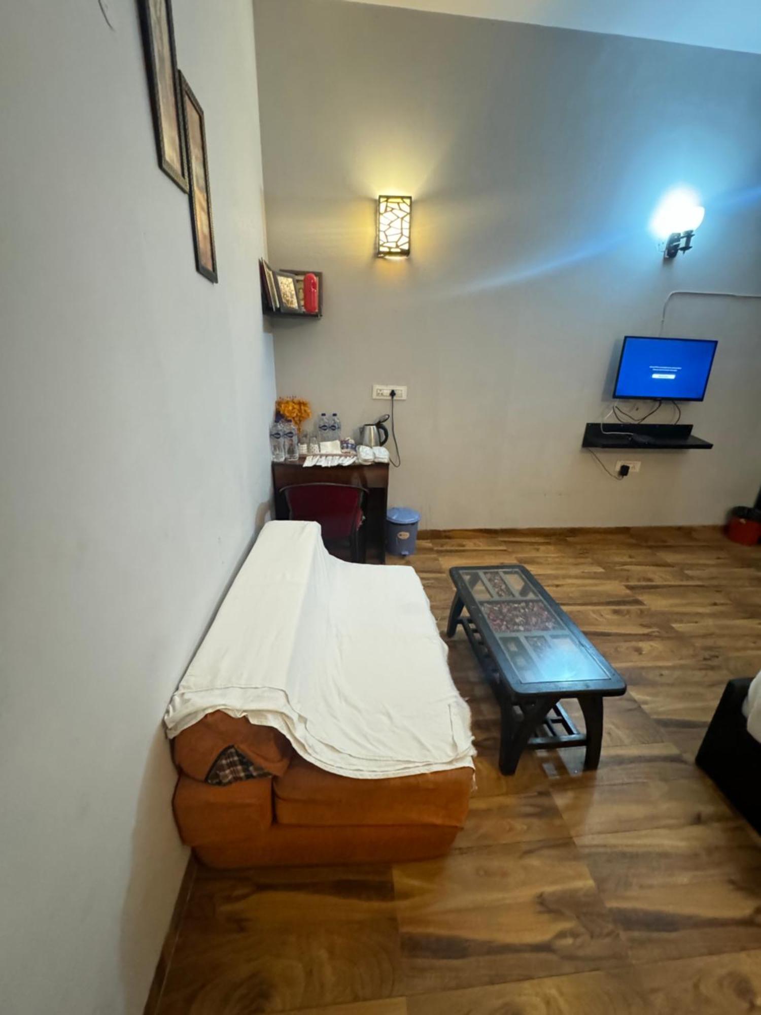 Pearl Suites At Omex Entrenity Vrindāvan Exteriör bild