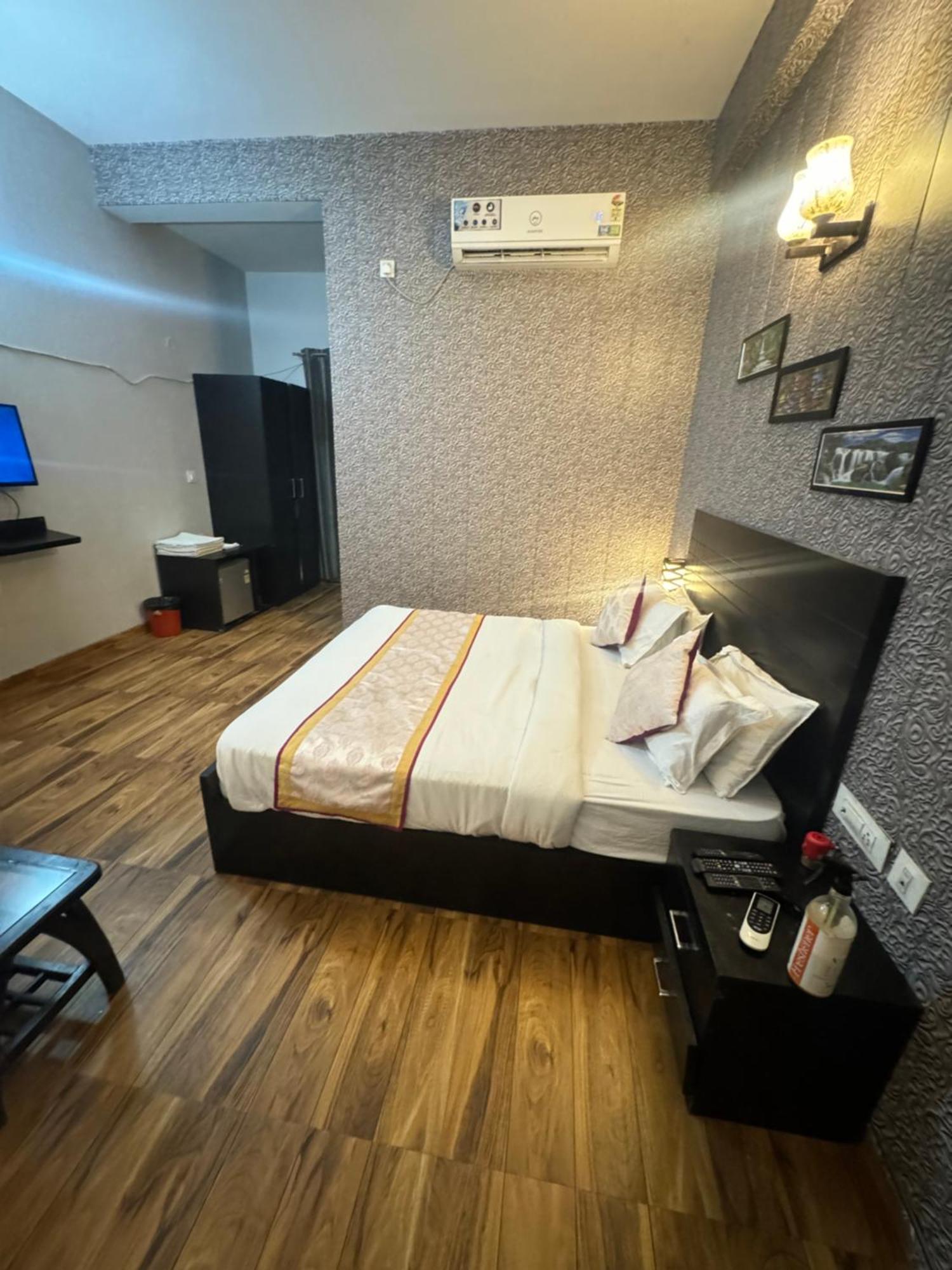 Pearl Suites At Omex Entrenity Vrindāvan Exteriör bild
