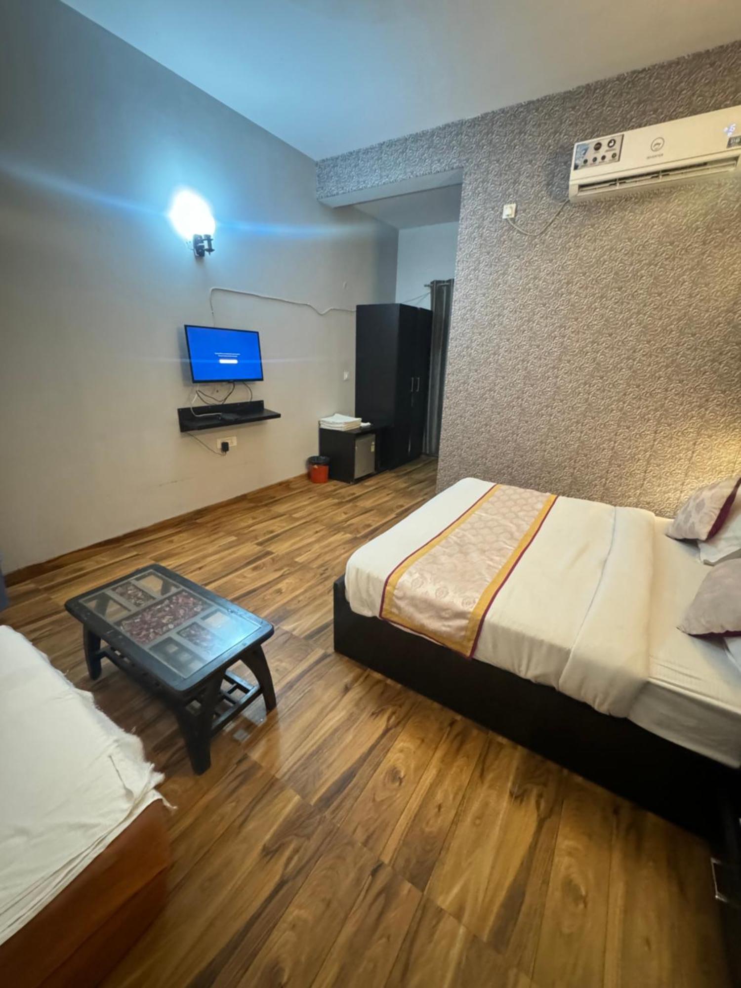 Pearl Suites At Omex Entrenity Vrindāvan Exteriör bild